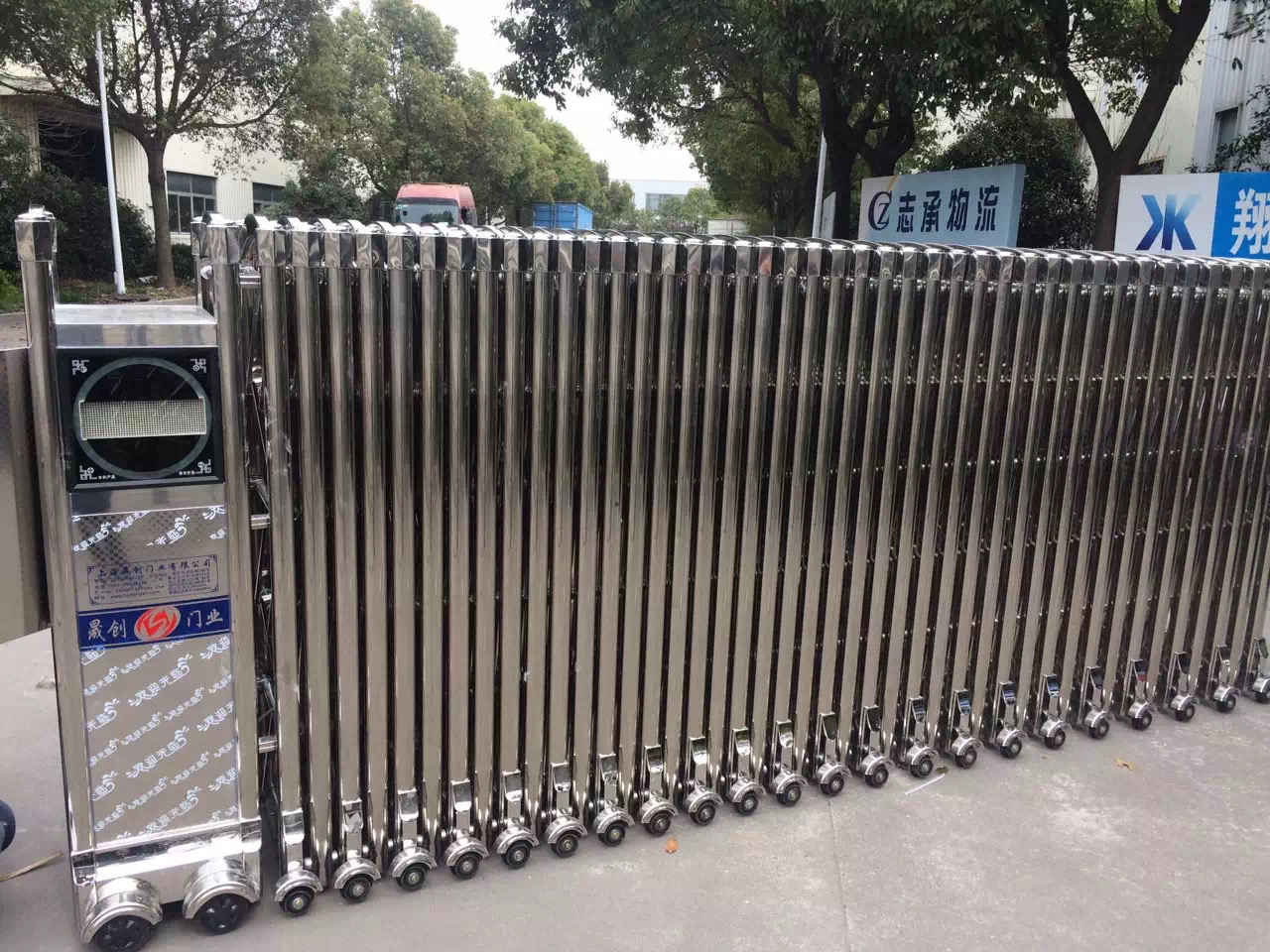 上海剛泰集團有限公司電動伸縮門安裝已完成！
